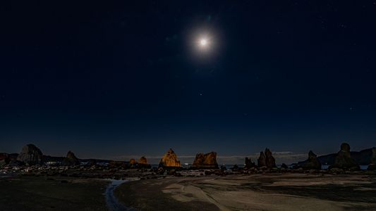 橋杭岩と月