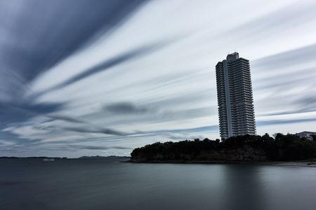 潮風にそびえる塔