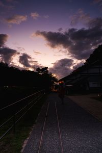 夕暮れへと続く道