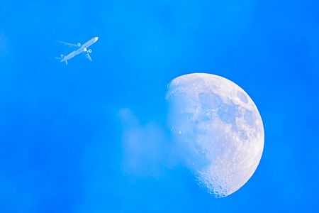 月が見上げる空を翔ぶ