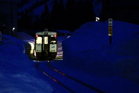 雪の中を進む只見線