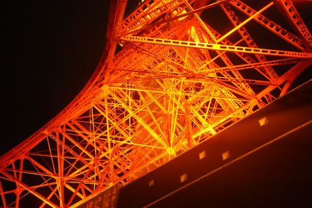 下から見る東京タワー