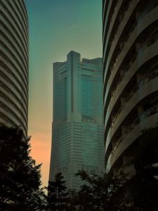 澄んだ朝と佇むシンボル