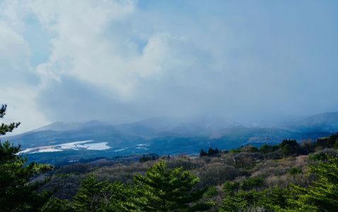 雪雲かぶる山々