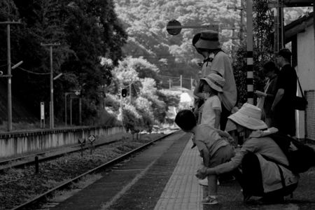 郷里への汽車を待つ