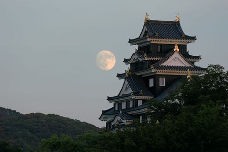 烏城と昇りくる月