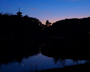 水鏡に映る秋の三日月