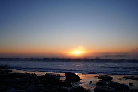 しばれる大津海岸の夜明け