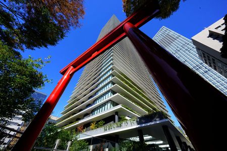 高層ビル群の朱の結界