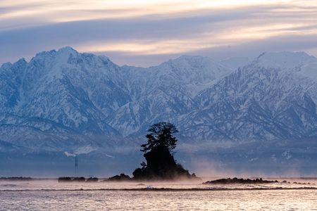早朝の絶景ー立山連峰と女岩