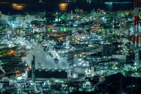 夜の工場都市