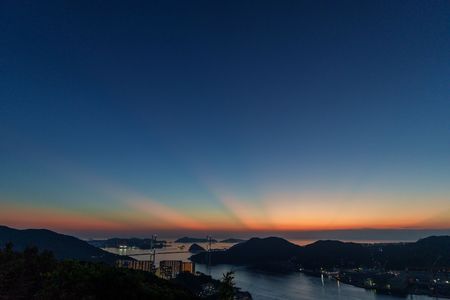 夕陽が落ちた後の光芒