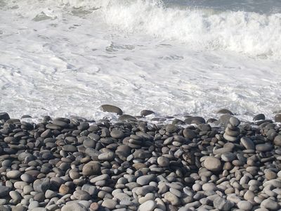 白波立つ鳴り石の浜