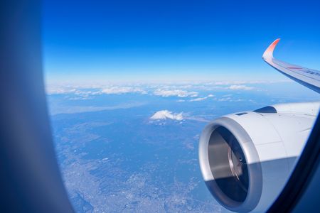 青い海に浮かぶ富士