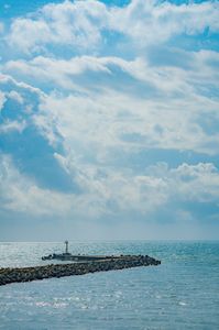 夏の雲を見上げる灯台