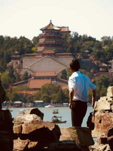 金、使っちまった。みたいな背中。