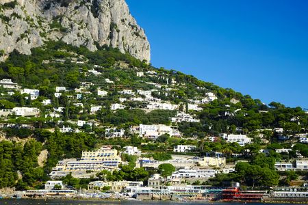 山沿いに建つ家々