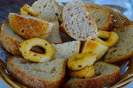 朝食（焼き立てのパン）