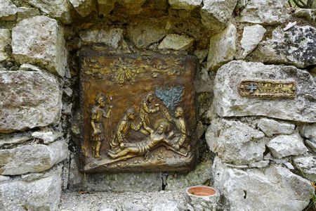 教会へ導く聖書のレリーフ