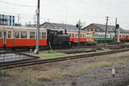 B10形101号機とキハ40形気動車が連結