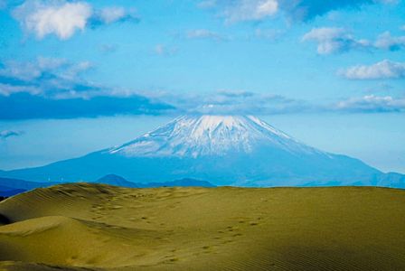 砂丘の上の富士山