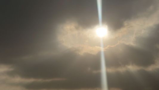 光の束 肌寒い空を見上げ