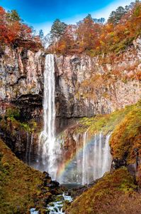 七色に包まれる華厳の秋