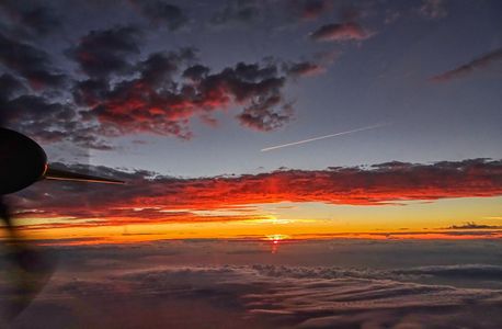 コンニチワとさようなら（夕日と三日月）