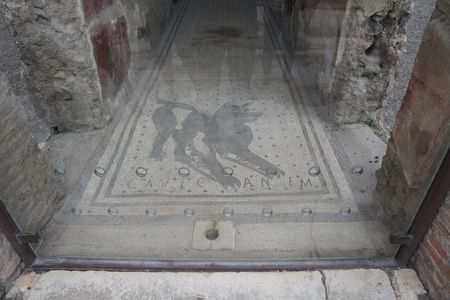 ポンペイ遺跡の「猛犬注意」の図　2000年前も現在も同じです。
