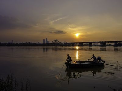 ハノイ・紅河と漁師の帰り