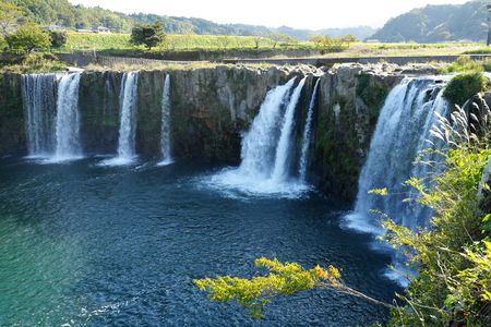 小さなナイアガラと言われる滝にて水の咆哮を肌で体感