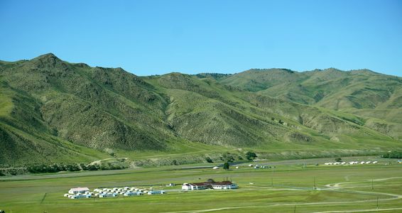 山麓、ゲルで暮らす