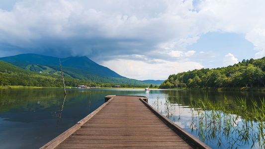 風渡る湖畔の午後