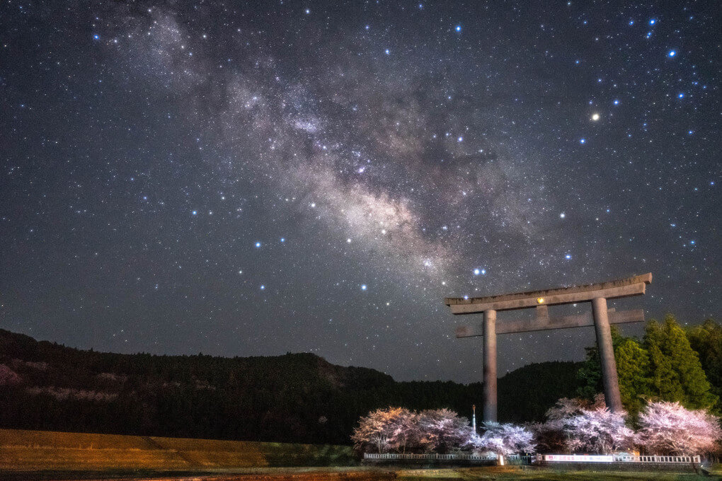 『大鳥居と天の川』なかばさん