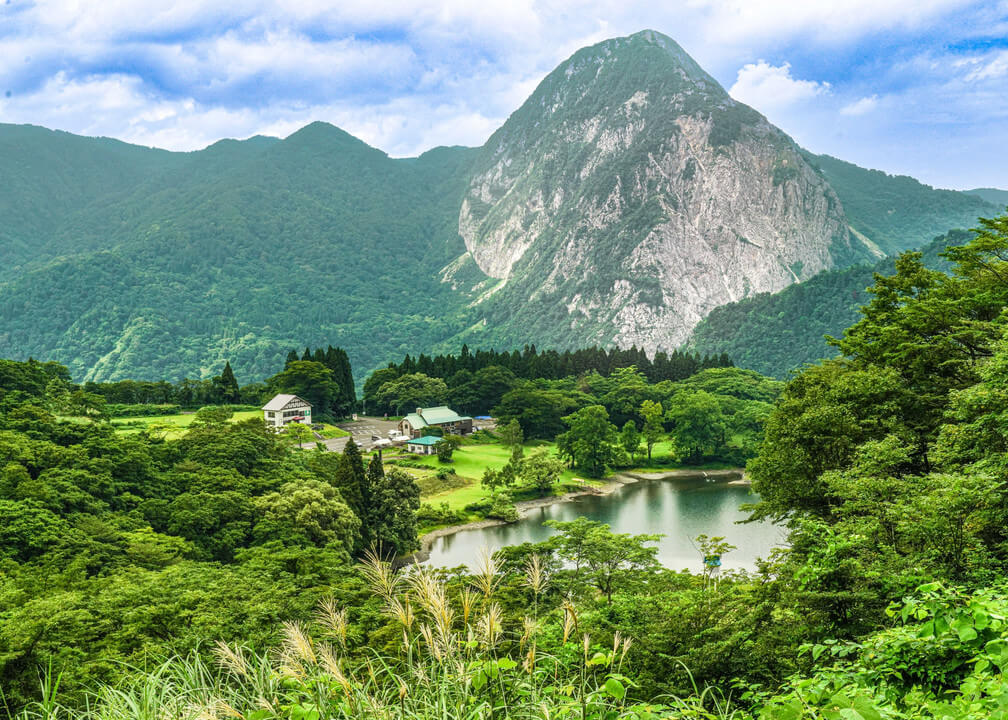 『岩山と池』ﾊﾟﾉﾗﾏﾌｫﾄﾊﾝﾀｰさんさん