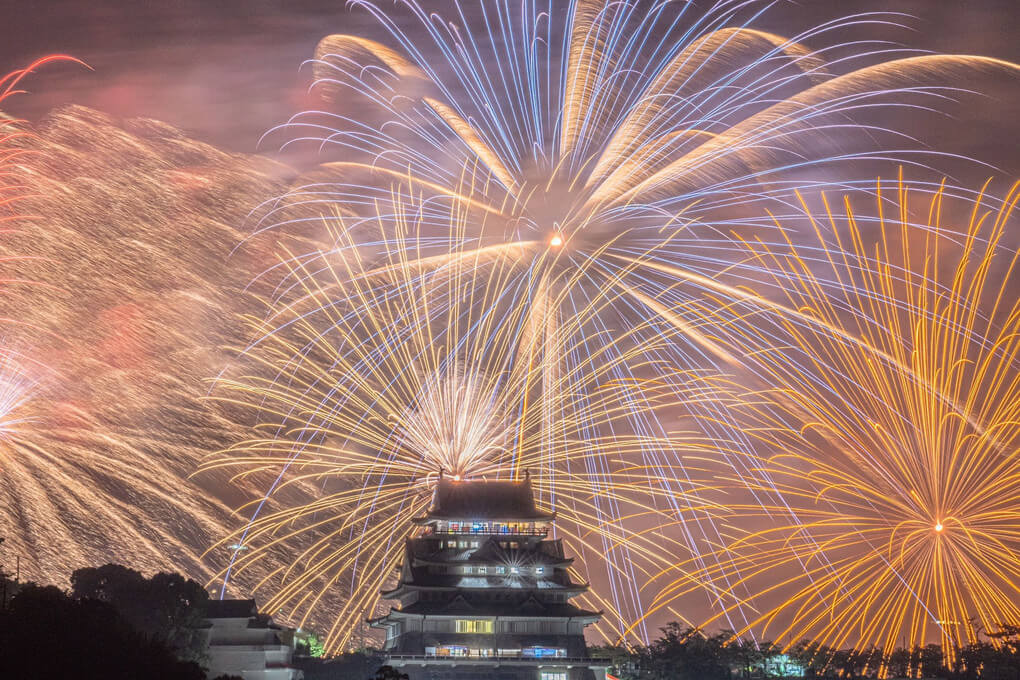 『熱海城と花火』ひでげるさんさん