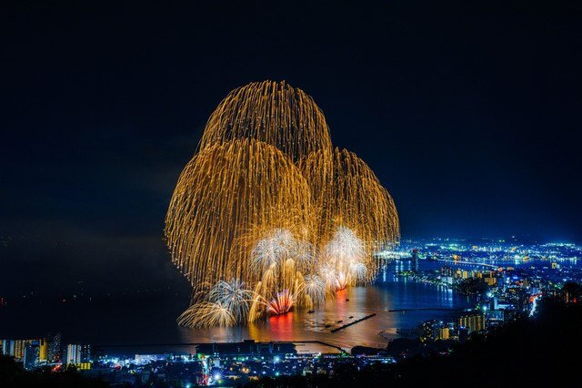 『びわ湖の雨空にひらく大輪』baronnさん