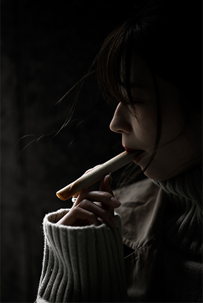 煙草を吸う女