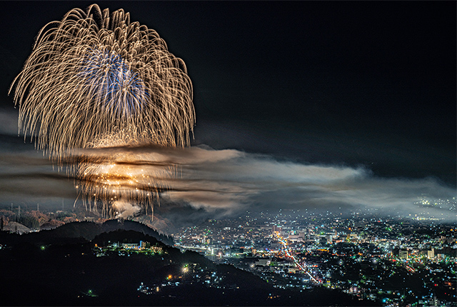 雲海と花火