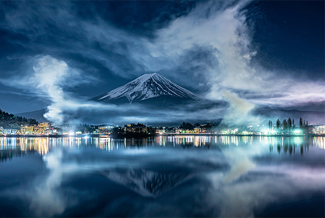 花火の残煙と富士山
