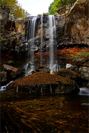 落葉廻る秋の滝