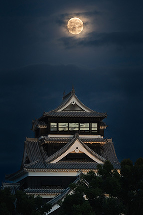 十三夜のお月さんと熊本城