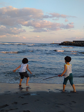 12月の海ではしゃぐ子供達
