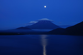 「笠の向うから」 モモクリさん