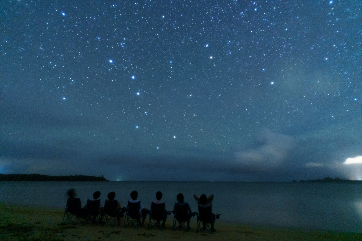 浜辺でみんなと星空観賞